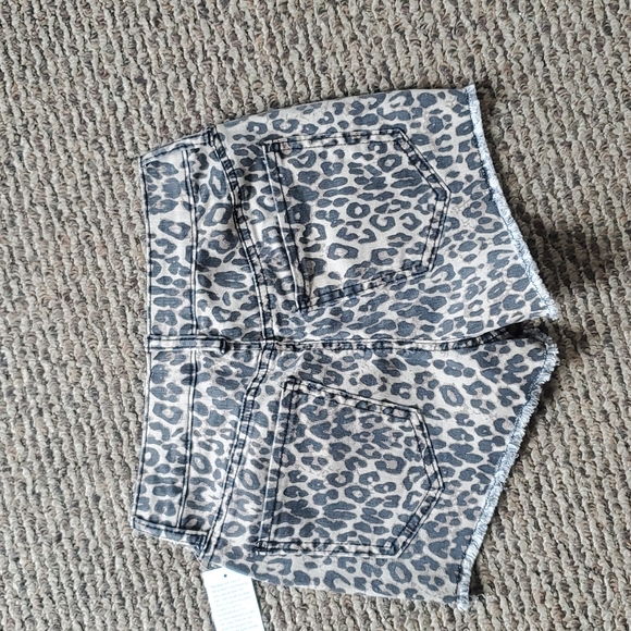 Shorts - Picture 3 of 4